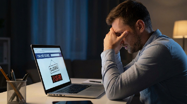 Załamany klient sklepu internetowego.